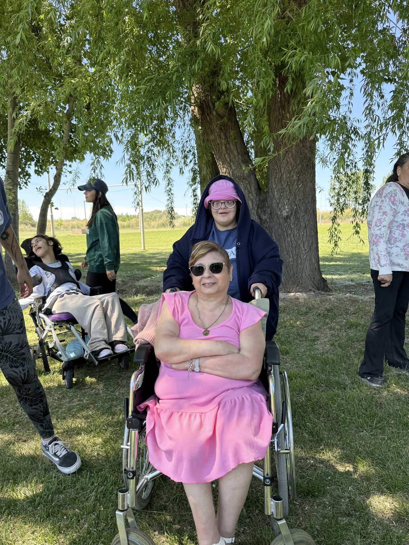 Una alumna de Fundación Kano sonriendo al aire libre durante una jornada en el parque.