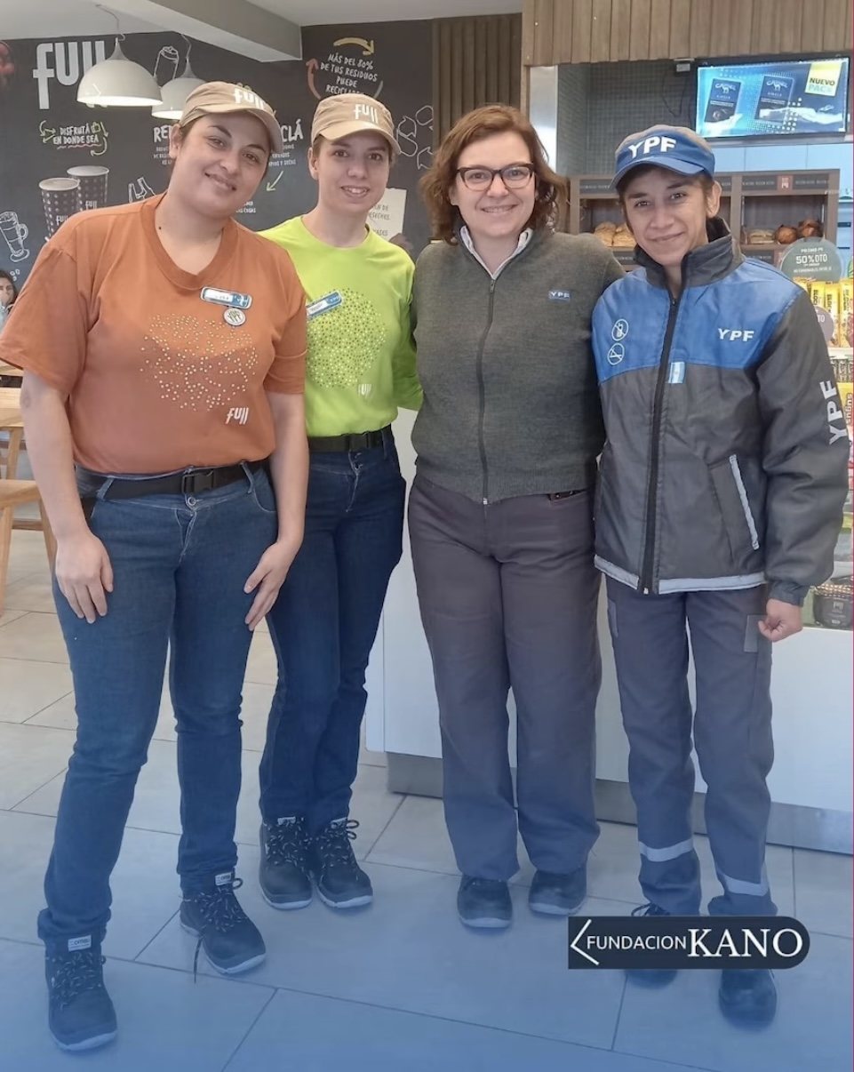 Equipo de trabajo con indumentaria de YPF junto a personal de Fundación Kano.